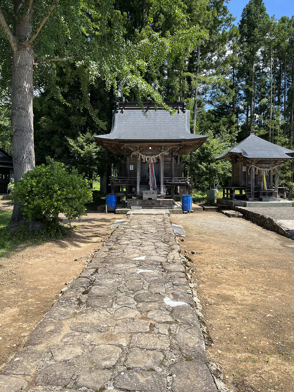 八幡神社境内
